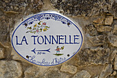 Frankreich, Gard, La Roque sur Cèze, etikettiert Die Schönsten Dörfer Frankreichs (Die schönsten Dörfer von Frankreich), Anzeige für das Bed and Breakfast La Tonnelle
