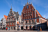 Lettland (Baltikum), Riga, Kulturhauptstadt Europas 2014, das historische Zentrum als Weltkulturerbe der UNESCO, R?tslaukums Platz, Bruderschaft der Schwarzköpfe Gebäude aus 1344 und 1999 wieder aufgebaut