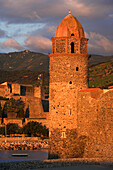 Frankreich, Pyrénées Orientales, Collioure, Unserer Lieben Frau von den Engeln Kirche mit Königsschloss im Hintergrund