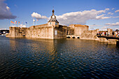 Frankreich, Finistère, Concarneau mit der Ville close (Closed-Stadt) im Hintergrund