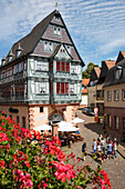 Menschen vor dem Hotel Gasthaus Zum Riesen (Deutschlands ältestes Gasthaus), Miltenberg, Spessart-Mainland, Bayern, Deutschland
