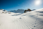 Traditionelles Holz-Chalet und verschneite Winterlandschaft, Melchsee-Frutt, Kanton Obwalden, Schweiz