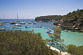 Vor Anker liegende Yachten und Segelboote an der Bucht Cala Portals Vells, Portals Vells, Mallorca, Balearen, Spanien