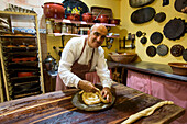 Bäcker Tomeu Arbona bei Zubereitung von traditioneller Ensaimada Hefeschnecke in der Bäckerei Fornet de la Soca Rebosteria Artesana in der Altstadt, Palma, Mallorca, Balearen, Spanien