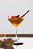 Summer Passion Cocktail und Oliven in der Sunset Lounge Bar vom Jumeirah Port Soller Hotel & Spa, Port Soller, Mallorca, Balearen, Spanien
