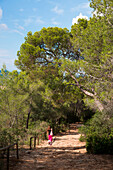 Junge Frau auf Wanderweg nahe Festung Castell de Bellver, Palma, Mallorca, Balearen, Spanien
