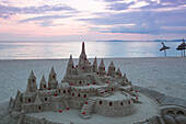 Große Sandburg am Strand Playa s'Arenal in der Abenddämmerung, s'Arenal, nahe Palma, Mallorca, Balearen, Spanien