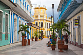 Calle Independencia Sur, pedestrian shopping street, leading to Colonia Espanola building, Sancti Spiritus, Sancti Spiritus Province, Cuba, West Indies, Caribbean, Central America