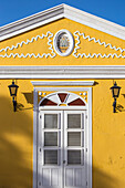 Colonial building on Plasa Horacio Hoyer, Pietermaai, Willemstad, Curacao, West Indies, Lesser Antilles, former Netherlands Antilles, Caribbean, Central America