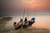 Fisherman prepare to set out, Irrawaddy River, Myanmar (Burma), Asia