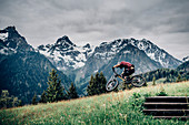 Mountainbiker in den Bergen bei Sonnenaufgang, Brandnertal, Vorarlberg, Österreich, Alpen, Berge, Bergab