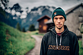 Portrait junger Mountainbiker, Brandnertal, Vorarlberg, Österreich