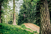 Bikepark Brandnertal, Mountainbiker, Downhill, Sprung, Mountainbike, Wald, Wiese, Vorarlberg, Österreich, Berge, Alpen