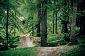 Bikepark Brandnertal, Mountainbiker, Downhill, Sprung, Mountainbike, Wald, Wiese, Vorarlberg, Österreich, Berge, Alpen