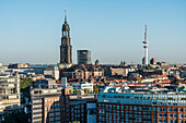 Blick über die Dächer von Hamburg und den hamburger Michel, Hamburg, Norddeutschland, Deutschland