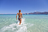 Junge Frau am Strand Plage du Loto in der Desert des Agriates, bei Saint-Florent, Korsika, Südfrankreich, Frankreich, Südeuropa, Europa