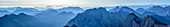 Panorama mit Gebirgskulisse mit Rofan, Kaisergebirge, Berchtesgadener Alpen, Hohe Tauern und Karwendel, von Östliche Karwendelspitze, Naturpark Karwendel, Karwendel, Tirol, Österreich