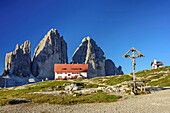 Holzkreuz vor Drei-Zinnen-Hütte und Drei Zinnen, Drei Zinnen-Hütte, Sextener Dolomiten, Dolomiten, UNESCO Weltnaturerbe Dolomiten, Südtirol, Italien