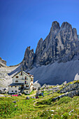 Zsigmondy-Hütte vor Zwölferkofel, Zsigmondy-Hütte, Sextener Dolomiten, Dolomiten, UNESCO Weltnaturerbe Dolomiten, Südtirol, Italien