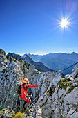 Frau begeht Klettersteig Mittenwalder Höhenweg, Mittenwalder Höhenweg, Karwendel, Oberbayern, Bayern, Deutschland