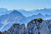 Person begeht Klettersteig Mittenwalder Höhenweg, Stubaier Alpen im Hintergrund, Mittenwalder Höhenweg, Karwendel, Oberbayern, Bayern, Deutschland