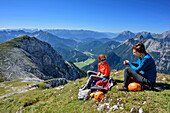Zwei Frauen sitzen an der Kirchlspitze, Mittenwalder Höhenweg, Karwendel, Oberbayern, Bayern, Deutschland