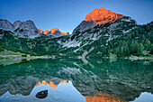 Drachenkopf, Wampeterschrofen und Ehrwalder Sonnenspitze spiegeln sich bei Morgenrot im Seebensee, Seebensee, Mieminger Berge, Tirol, Österreich