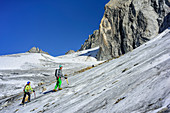 Mann und Frau steigen über Kuchelmoosferner auf, Zillergrund, Reichenspitzgruppe, Zillertaler Alpen, Tirol, Österreich