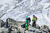 Mann und Frau steigen zur Reichenspitze auf, Gletscher im Hintergrund, Reichenspitze, Zillergrund, Reichenspitzgruppe, Zillertaler Alpen, Tirol, Österreich