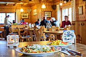 Portion Nudeln und Salat, Bergsteigeressen, Plauener Hütte, Reichenspitzgruppe, Zillertaler Alpen, Tirol, Österreich