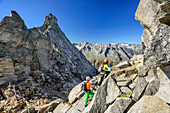 Mann und Frau klettern auf Richterspitze, Richterspitze, Reichenspitzgruppe, Zillertaler Alpen, Tirol, Österreich