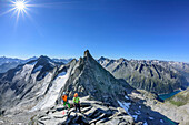 Mann und Frau steigen zur Richterspitze auf, Richterspitze, Reichenspitzgruppe, Zillertaler Alpen, Tirol, Österreich