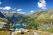 Mann und Frau beim Wandern, Stausee Zillergrund im Hintergrund, Plauener Hütte, Reichenspitzgruppe, Zillertaler Alpen, Tirol, Österreich