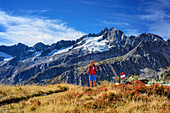 Woman hiking, Reichenspitze and Gabler in background, valley of Rainbachtal, Natural Park Zillertal Alps, Dreilaendertour, Zillertal Alps, Salzburg, Austria
