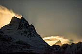 Vom Mond beschienene Wolkenstimmung an Berggipfeln, Vestpollen, Lofoten, Norland, Norwegen