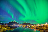 Aurora borealis, Polarlicht über Meeresbucht von Reine, Reine, Lofoten, Norland, Norwegen