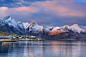 Meeresbucht mit Booten und Häusern von Hamnoy, verschneite Berge im Hintergrund, Hamnoy, Lofoten, Norland, Norwegen