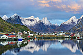 Bay with houses of Reine and snow-covered mountains in background, Reine, Lofoten, Norland, Norway