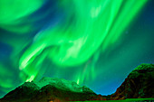 Aurora borealis, Polarlicht über verschneiten Bergen, Lofoten, Norland, Norwegen