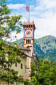Die Kirche Chiesa di San Sebastiano im Stadtkern, Cavalese, Südtirol, Italien