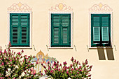 Eine Hausfassade mit Bemalung im Dorfkern, Tramin, Südtirol, Italien