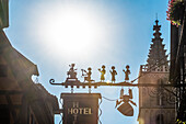 Hinweisschild auf ein Hotel vor der Stadtkirche St. Jakob, Rothenburg ob der Tauber, Bayern, Deutschland