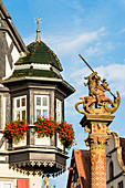 Oriel of the Jagstheimerhaus house on the town hall square with the market fountain, Rothenburg ob der Tauber, Bavaria, Germany