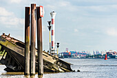 Ein Schiffswrack in der Elbe vor  Blankenese mit Blick elbaufwärts, Hamburg, Deutschland