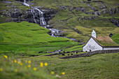 Alte einfache Kirche mit Friedhof, Färöer Inseln