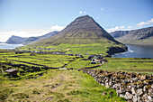 Ein kleines Dorf in einer wunderschönen und interessanten Landschaft am Meer, Färöer Inseln