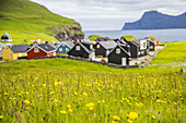 Kleines Dorf am Meer mit bunten Häusern, Färöer Inseln