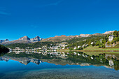 Blick über den St. Moritzersee mit St. Moritz, Piz Lagrev, Piz Albana und Piz Julier, Engadin, Kanton Graubünden, Schweiz