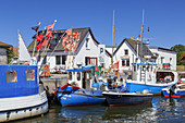 Boote im Hafen in Vitte, Insel Hiddensee, Ostseeküste, Mecklenburg-Vorpommern,  Norddeutschland, Deutschland, Europa