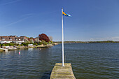 Steg und Häuser an der Schlei in Schleswig, Ostseeküste, Schleswig-Holstein, Norddeutschland, Deutschland, Europa